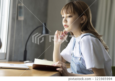 A woman heading to a desk A woman heading to a desk 121985994