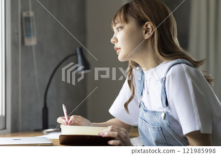 一個女人前往一張桌子 121985998