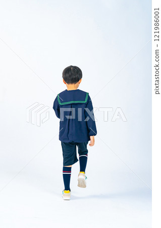 男孩穿著童裝走路的全身照 121986001