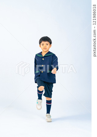 男孩穿著童裝走路的全身照片 121986018