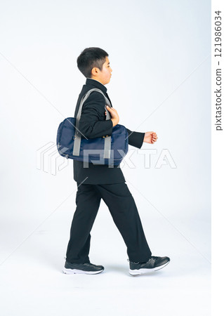 男學生穿著校服走路的全身照片 121986034