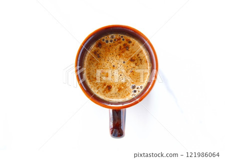 俯視一個裝滿現煮咖啡的杯子 俯視一個裝滿現煮咖啡的杯子 121986064