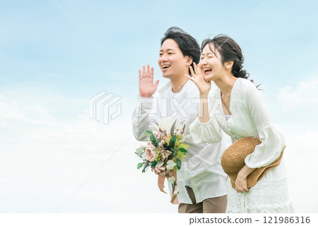 情侶享受蜜月、蜜月、婚禮、婚紗照(尖叫) 情侶享受蜜月、蜜月、婚禮、婚紗照(尖叫) 121986316