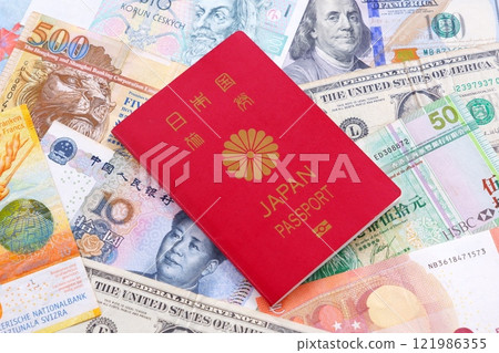 持日本護照（普通10年紅色護照）和外幣出國旅行的圖片 121986355