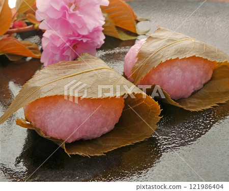日本春天和櫻花葉的香味！雙瓣櫻花和櫻花麻糬照片 121986404