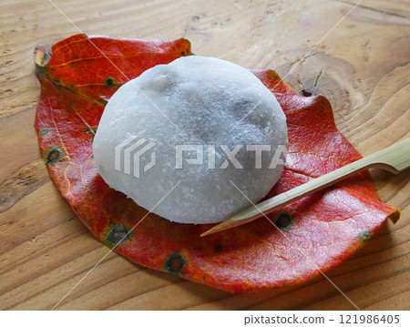 秋天用柿葉當盤子的鹹豆大福的照片。 121986405