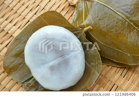 Celebrating the Boys' Festival with rice cakes! A photo of Kashiwamochi wrapped in Salvia gracilis leaves 121986406