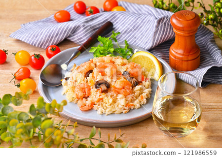 蝦子抓飯，蝦子抓飯，海鮮菜餚，抓飯，蘑菇，檸檬，午餐，西餐，酒 121986559