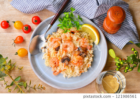 蝦子抓飯，蝦子抓飯，海鮮菜餚，抓飯，蘑菇，檸檬，午餐，西餐，酒 121986561