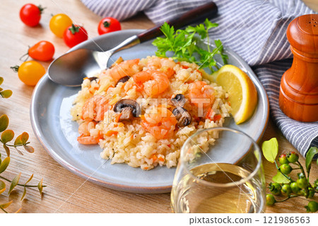 蝦子抓飯，蝦子抓飯，海鮮菜餚，抓飯，蘑菇，檸檬，午餐，西餐，酒 121986563