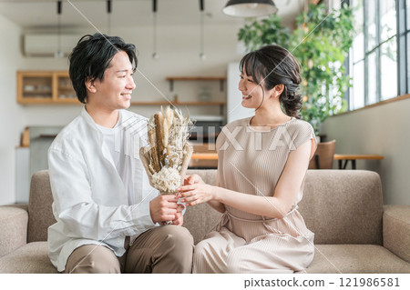 在結婚紀念日和生日收到鮮花、花束和禮物的婦女和妻子（夫婦）。 121986581