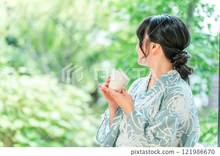 A young woman wearing a yukata drinking tea (tea ceremony) 121986670