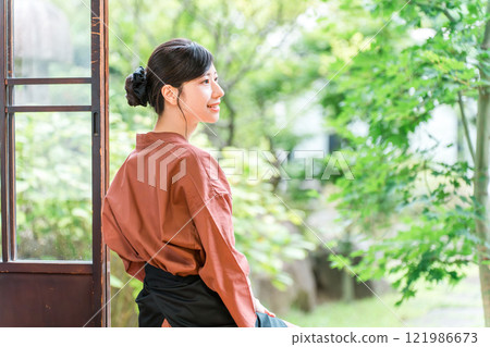 在老字號溫泉旅館、高級旅館、旅館工作的中井小姐和女房東 121986673