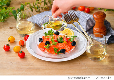 鮭魚生牛肉片、生牛肉片沙拉、鮭魚和櫻桃番茄生牛肉片、義大利 121986816