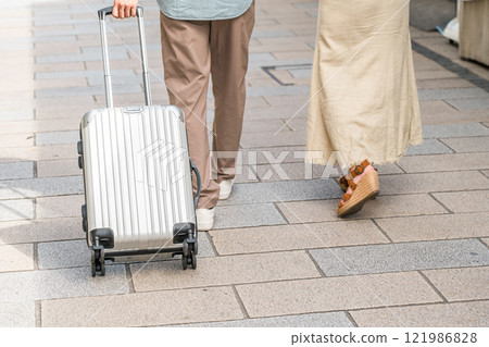 一對年輕夫婦在國內旅行期間在城市中漫步、觀光 一對年輕夫婦在國內旅行期間在城市中漫步、觀光 121986828