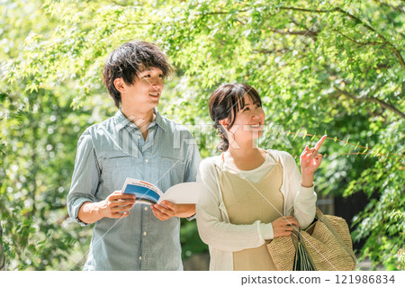一對年輕夫婦在國內旅行期間在城市中漫步、觀光 一對年輕夫婦在國內旅行期間在城市中漫步、觀光 121986834