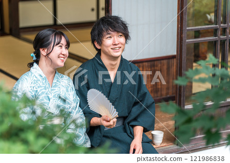 旅行時入住溫泉旅館、住宿、古老民宅的情侶 121986838