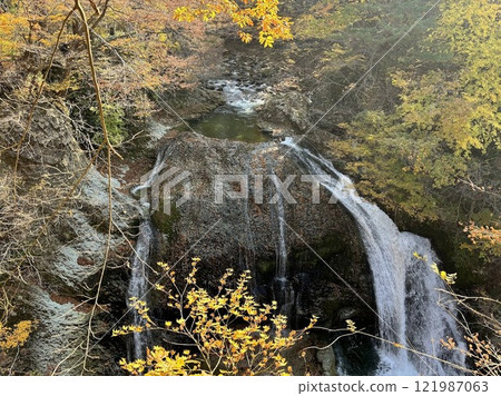 秋意漸深,東北瀑布水花四溢 秋意漸深,東北瀑布水花四溢 121987063