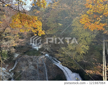 隨著秋天的深入，東北的飛濺瀑布和紅葉 121987064