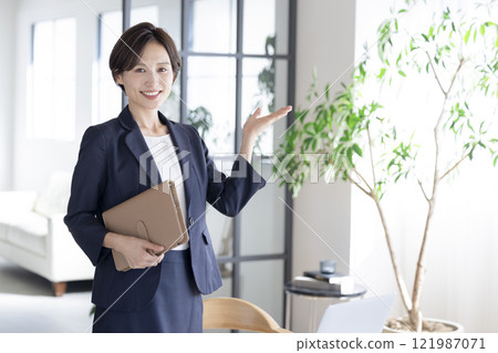 一個穿著西裝的女人的肖像 一個穿著西裝的女人的肖像 121987071