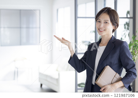 一個穿著西裝的女人的肖像 121987106