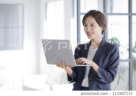 一個穿著西裝的女人的肖像 121987151