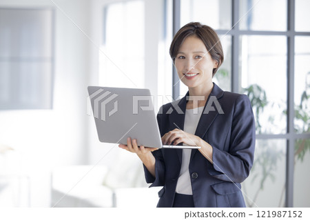 一個穿著西裝的女人的肖像 121987152