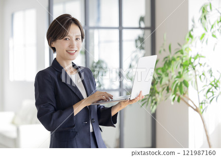 一個穿著西裝的女人的肖像 一個穿著西裝的女人的肖像 121987160