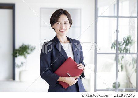 一個穿著西裝的女人的肖像 121987249