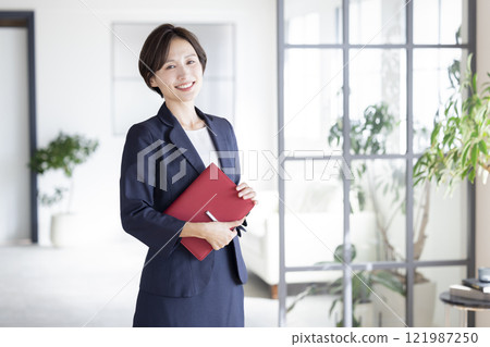 一個穿著西裝的女人的肖像 一個穿著西裝的女人的肖像 121987250