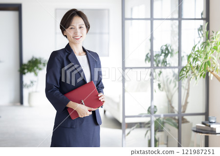 一個穿著西裝的女人的肖像 一個穿著西裝的女人的肖像 121987251