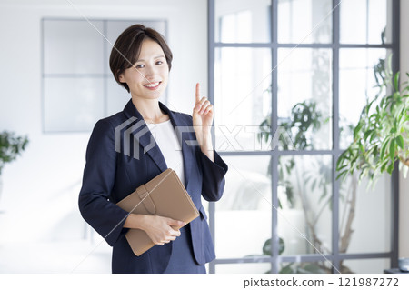 一個穿著西裝的女人的肖像 121987272