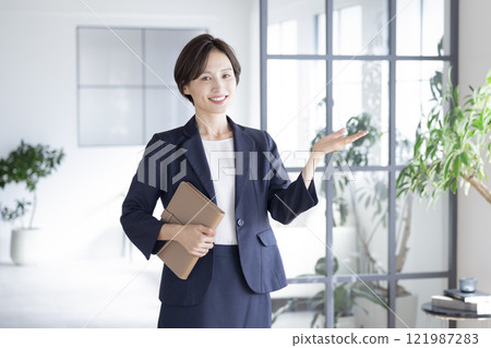 一個穿著西裝的女人的肖像 121987283
