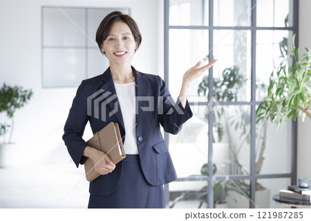 一個穿著西裝的女人的肖像 121987285