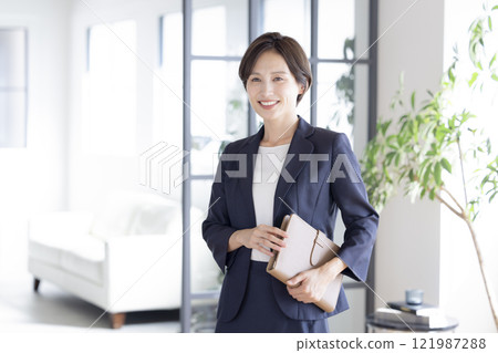 一個穿著西裝的女人的肖像 121987288