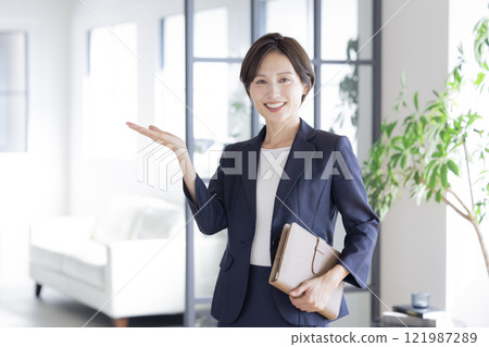 一個穿著西裝的女人的肖像 121987289