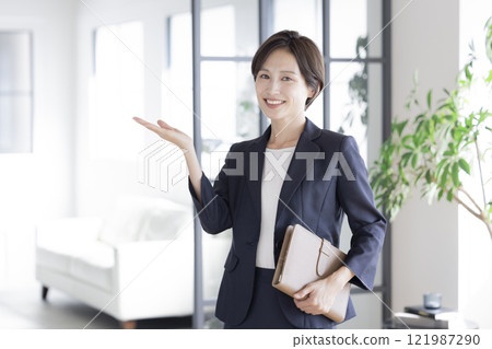 一個穿著西裝的女人的肖像 121987290