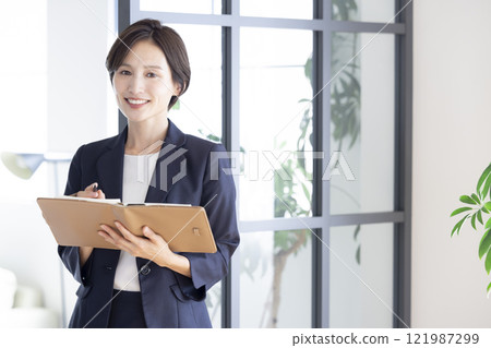 一個穿著西裝的女人的肖像 121987299