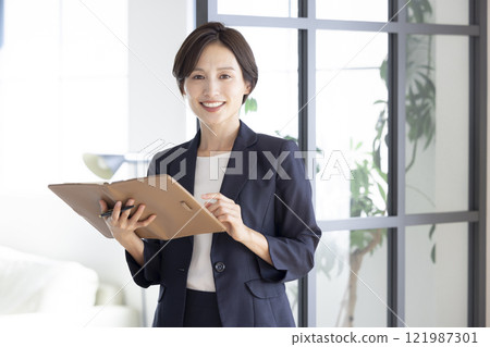 一個穿著西裝的女人的肖像 121987301