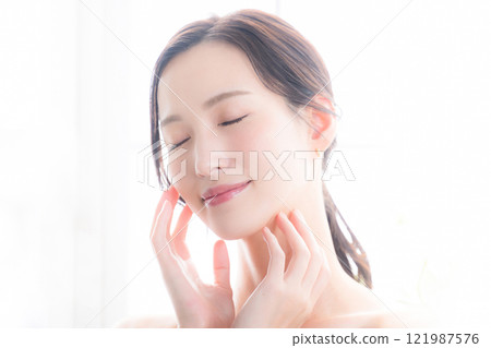 閉著眼睛的女人的特寫鏡頭和美麗的皮膚,易於在美容護膚、美容院等形像中使用。 閉著眼睛的女人的特寫鏡頭和美麗的皮膚,易於在美容護膚、美容院等形像中使用。 121987576