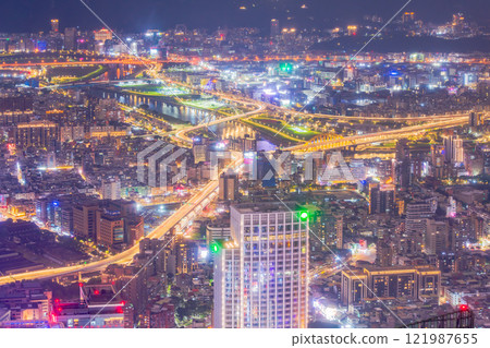 台灣台北 101 大樓的夜景 121987655