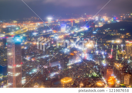 台灣台北 101 大樓的夜景 121987658