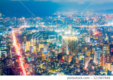 台灣台北 101 大樓的夜景 121987666