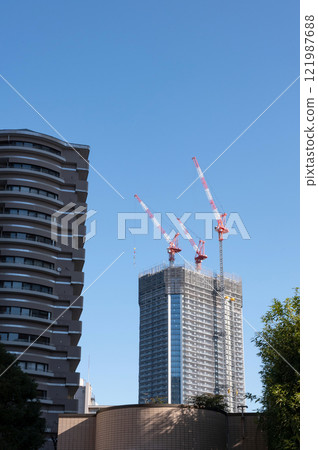 正在建設的摩天大樓的城市景觀 121987688