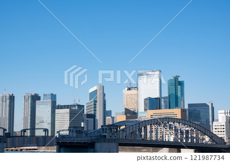 勝哄橋和摩天大樓的風景 121987734
