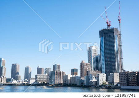隅田川和摩天大樓的風景 121987741