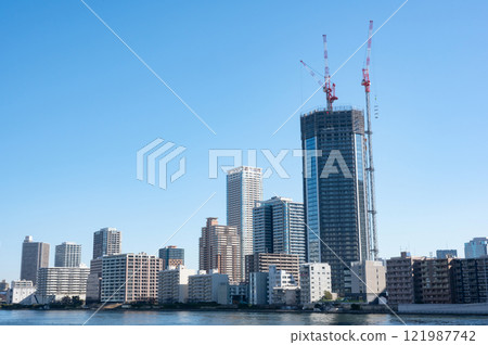 隅田川和摩天大樓的風景 121987742