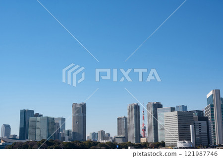 與東京鐵塔和摩天大樓的城市景觀 121987746