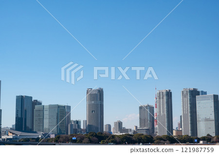 與東京鐵塔和摩天大樓的城市景觀 與東京鐵塔和摩天大樓的城市景觀 121987759