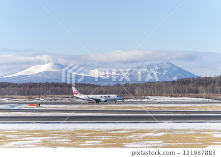 冬季新千歲機場、北海道千歲市樽前山、富士嶽山的飛機 121987883